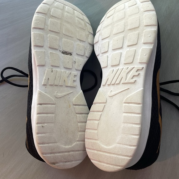 Nike women’s athletic shoes, size 12. - Picture 4 of 6